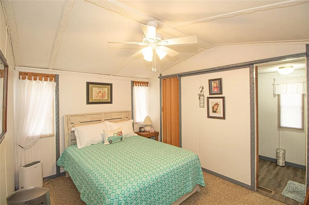 Photo of 305 Red Oak