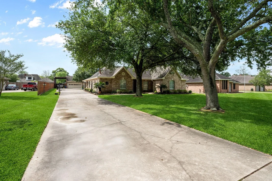 Photo of 302 River Oaks Drive
