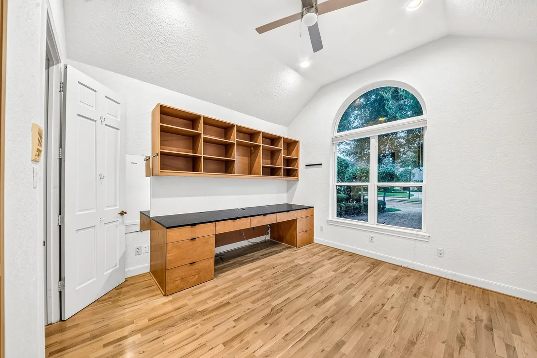 Photo of 407 Lakeside Boulevard