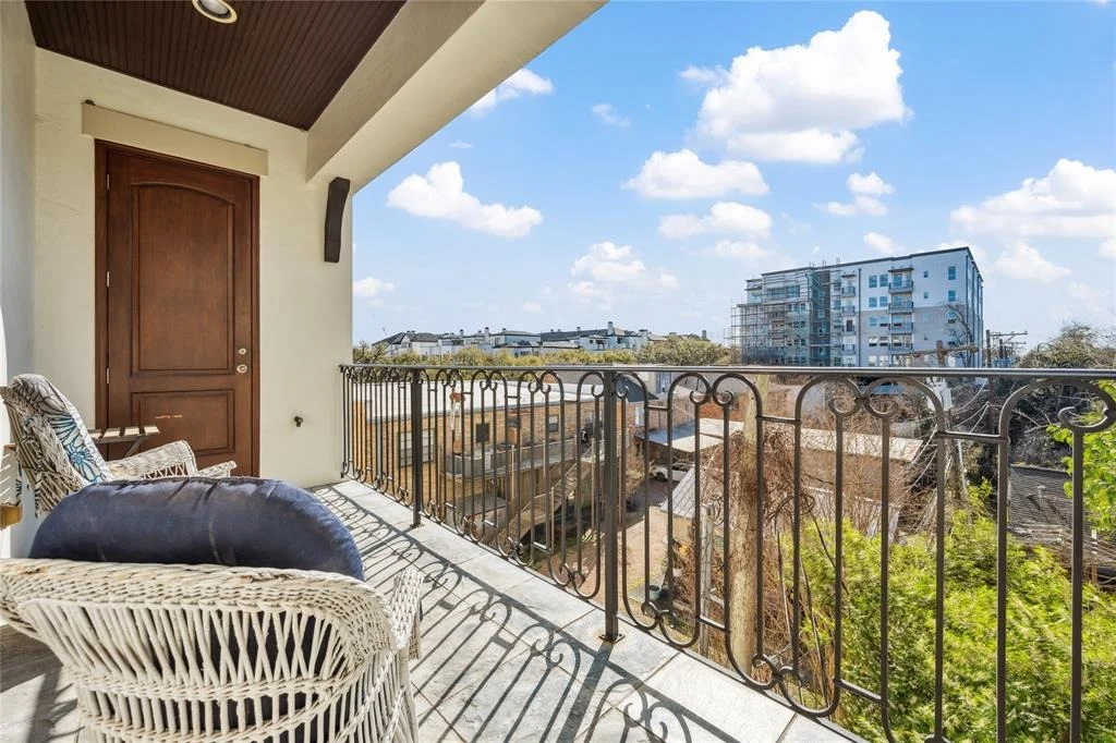 Photo of Unit E at 1700 Sunset Boulevard