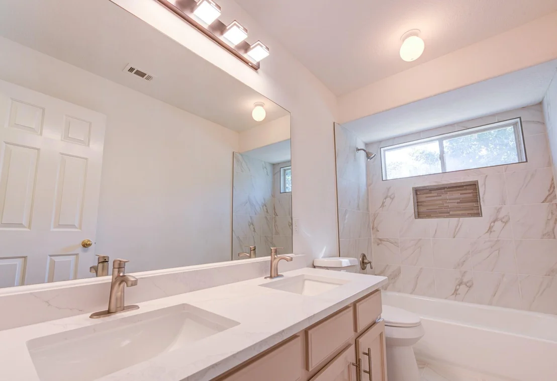 Photo of 18418 Lakeview Circle