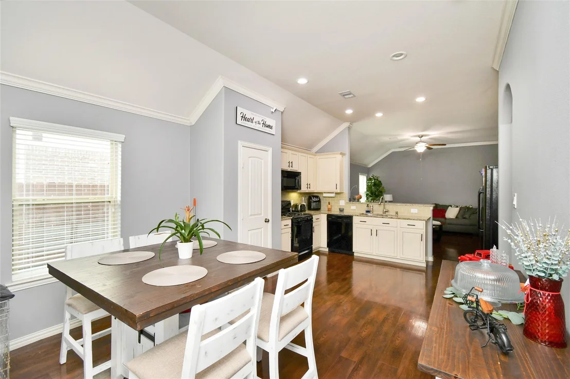 Photo of 652 Maple Point Drive E
