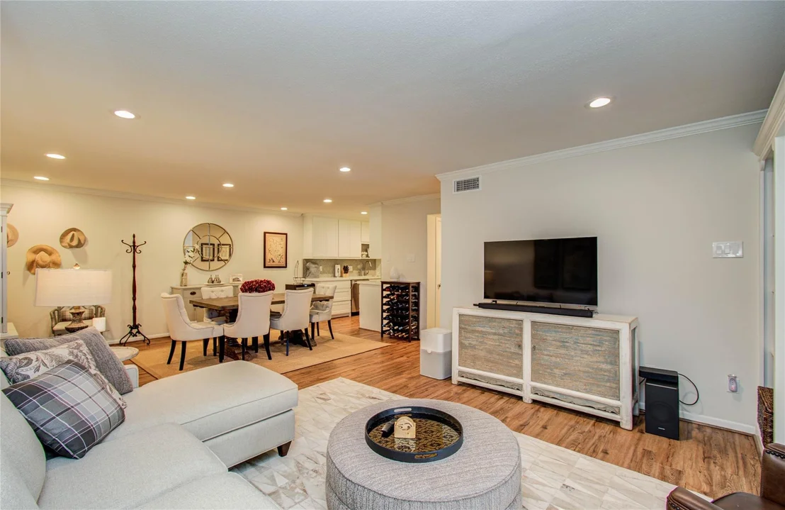 Photo of Unit 113 at 7575 Katy Freeway