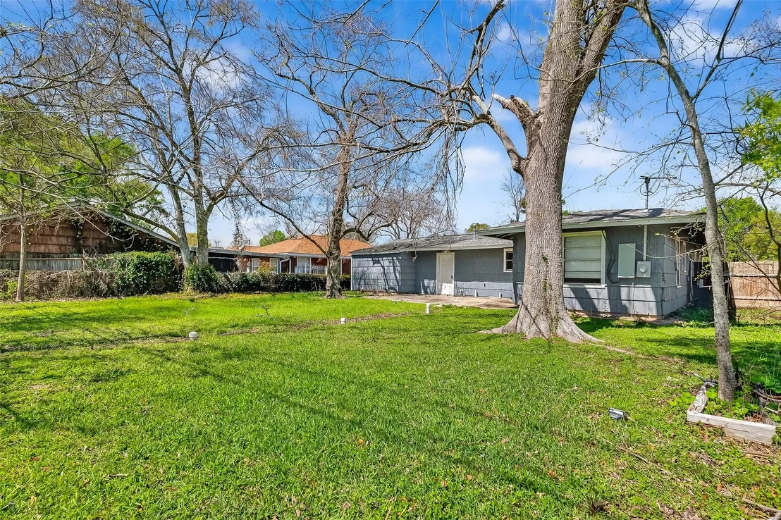 Photo of 6022 Lyndhurst Drive