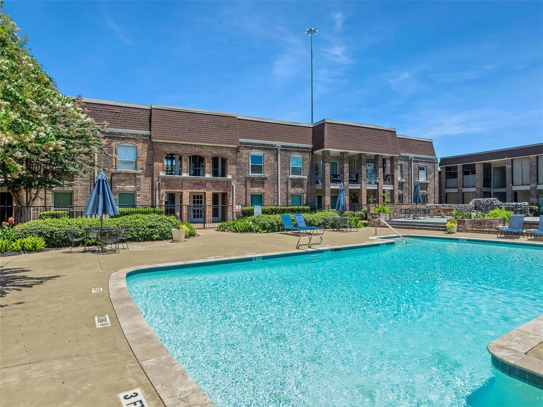 Photo of Unit 101 at 7575 Katy Freeway