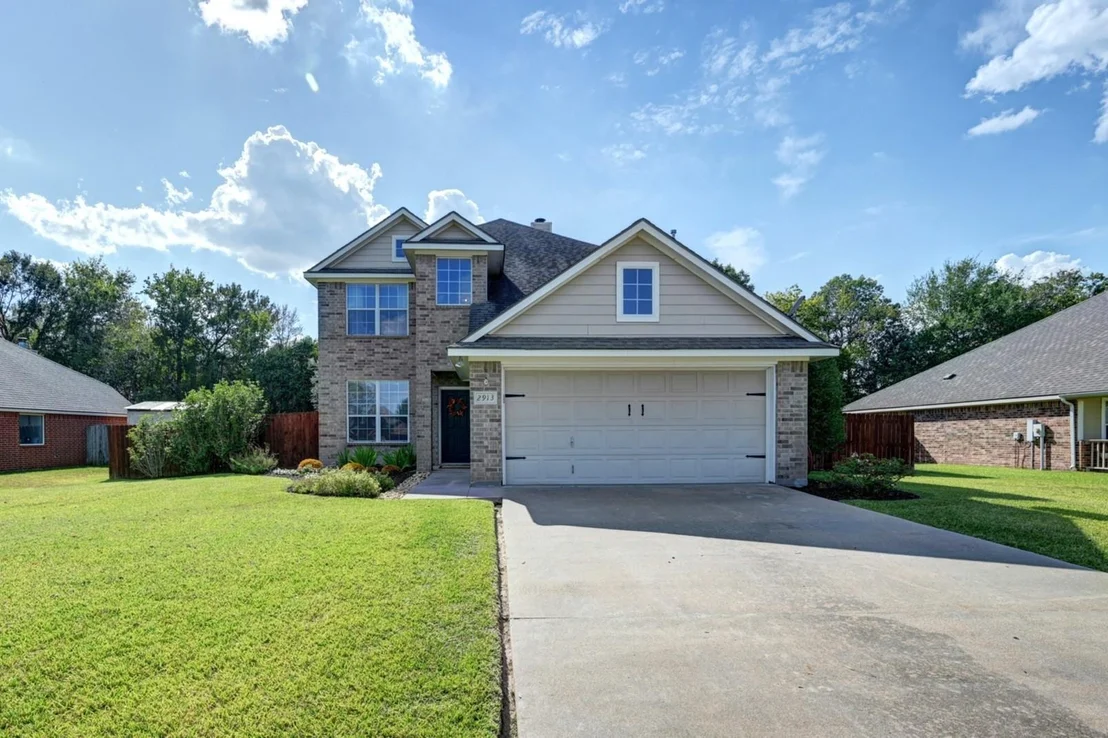 Photo of 2913 Oakwood Drive