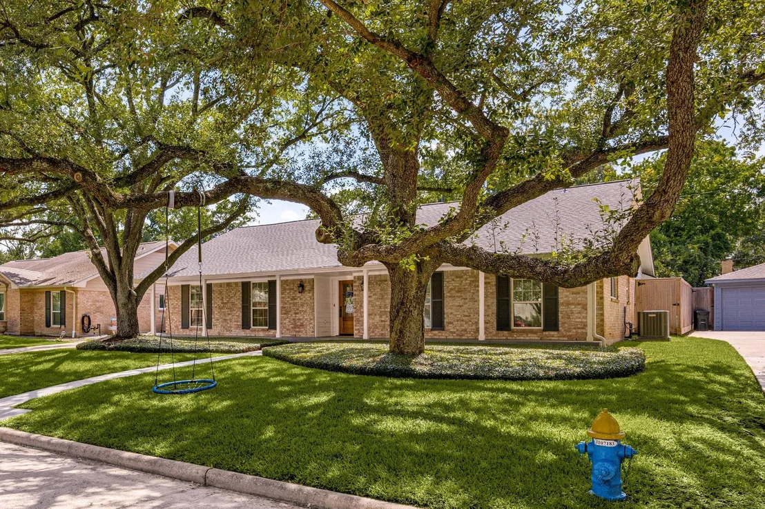Photo of 823 Pinesap Drive