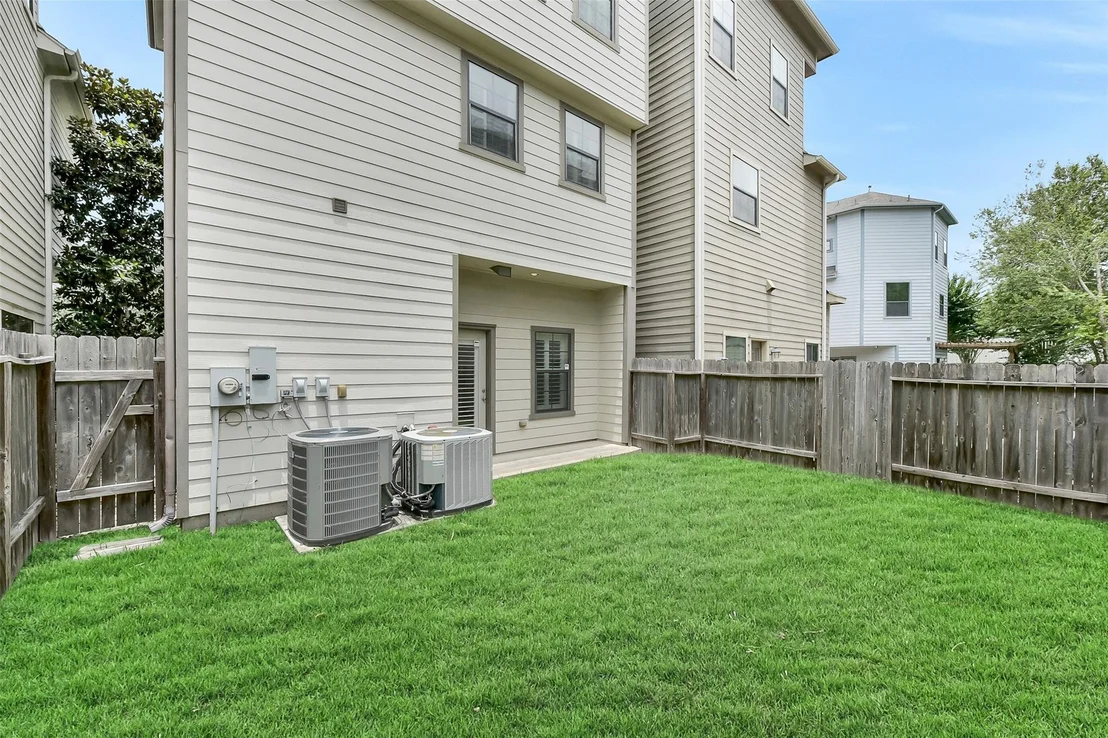 Photo of 905 Garden Oaks Trace
