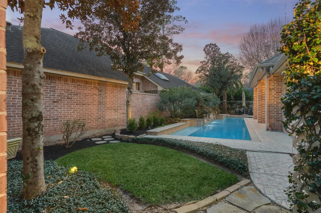 Photo of 111 S Castlegreen Circle