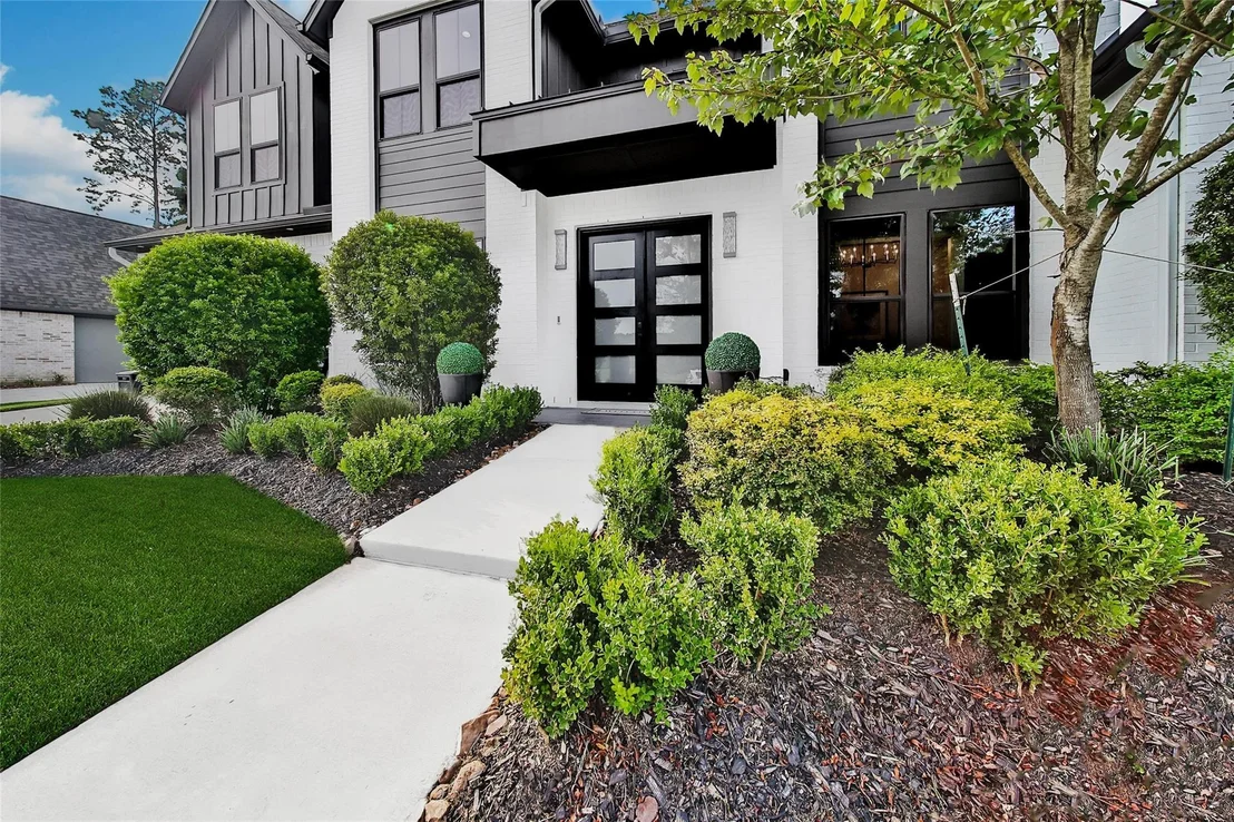 Photo of 16011 Bonjour Boulevard
