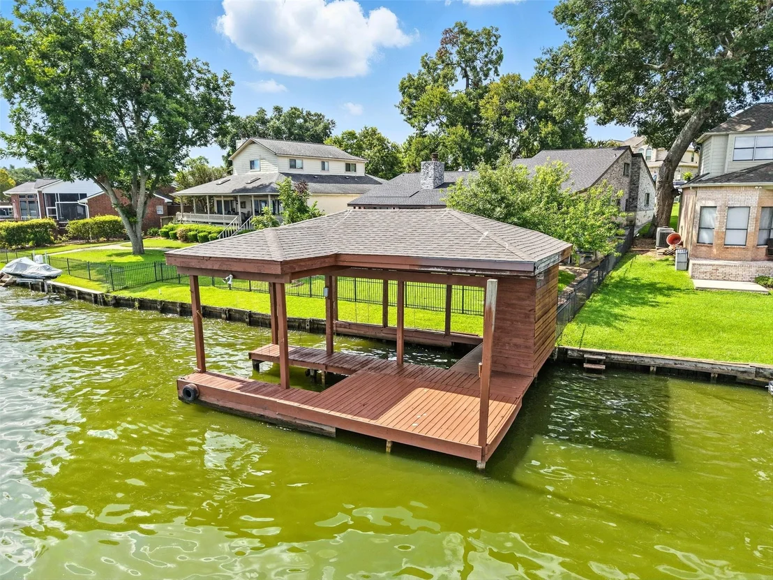 Photo of 1046 Lake View Drive