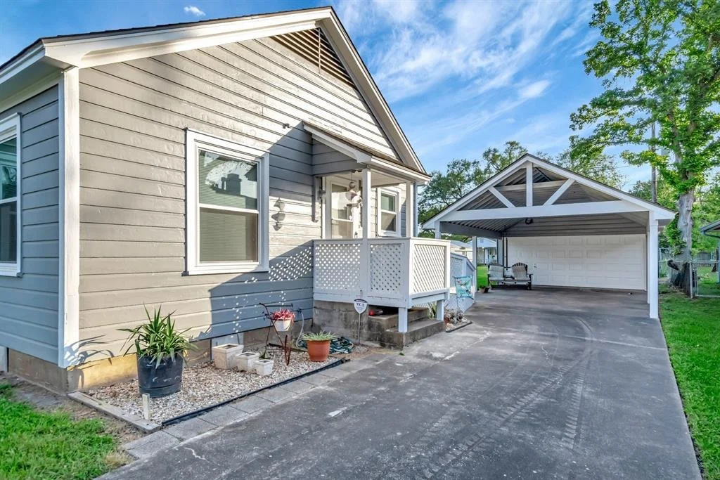 Photo of 820 Meadow Lane