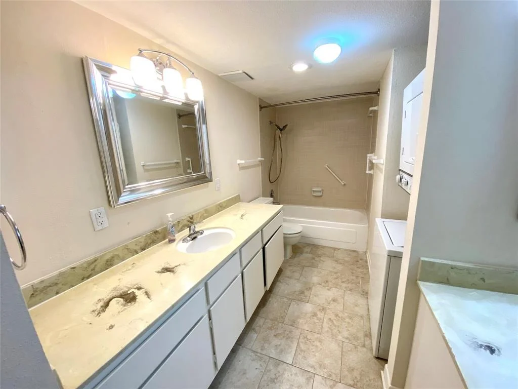 Photo of Unit 11 at 7575 Katy Freeway