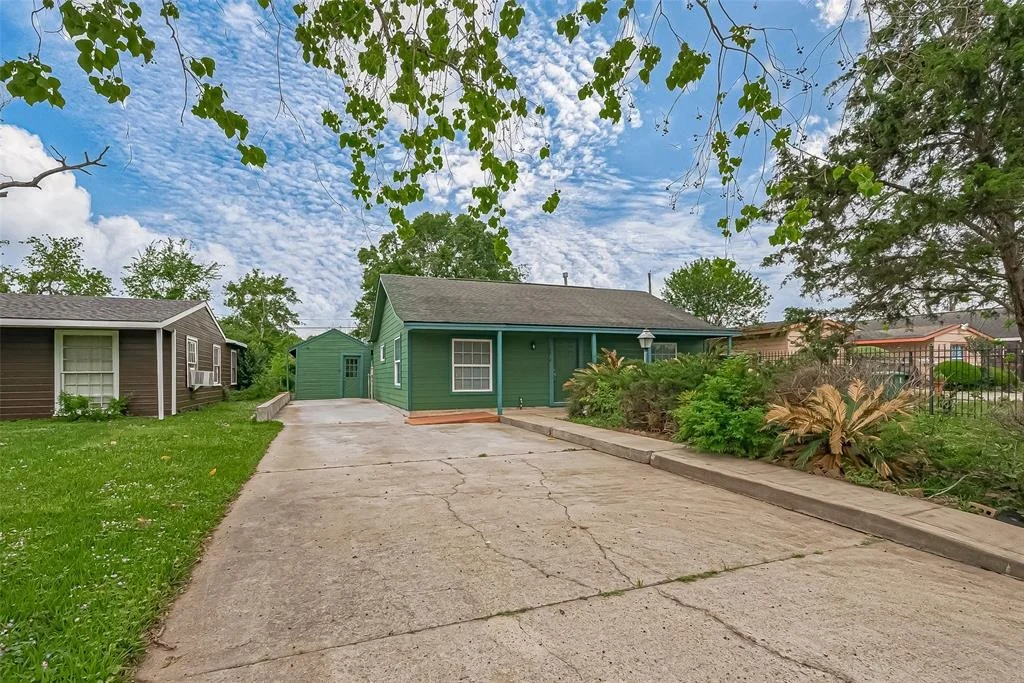 Photo of 7333 Lakehurst Drive