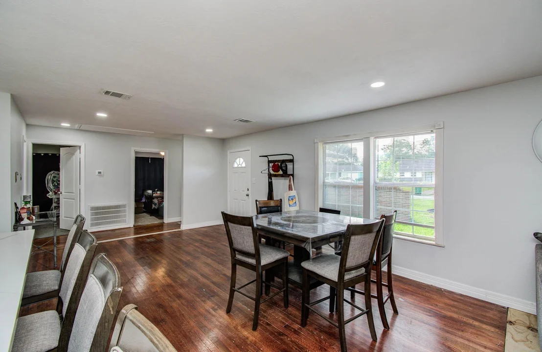 Photo of 6827 Kingsway Drive