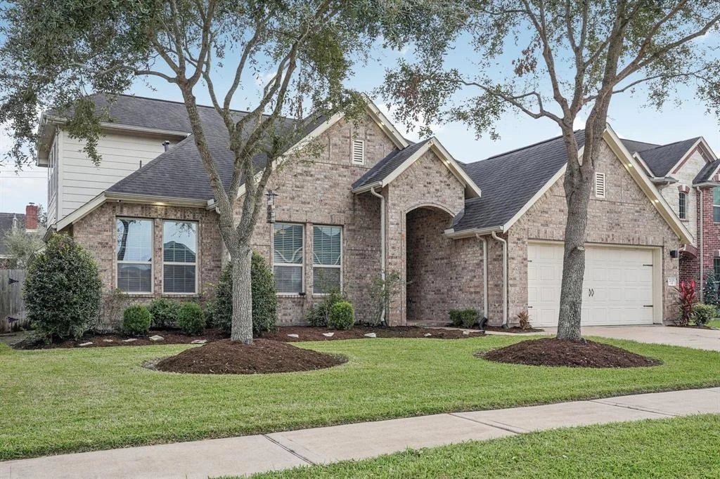 Photo of 2125 Mooncrest Drive