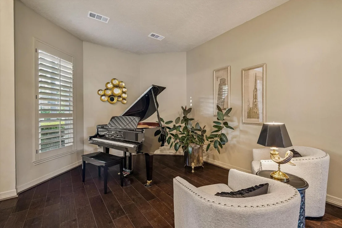 Photo of 6 E Lakemist Circle