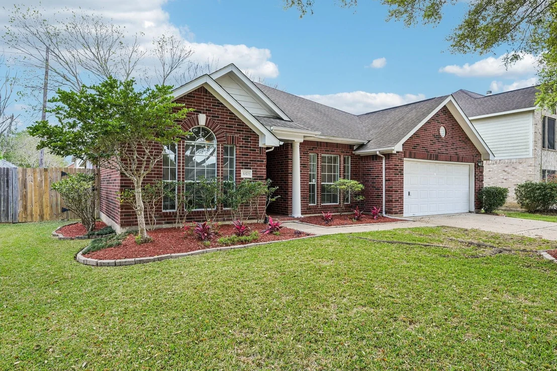 Photo of 1023 E Hampton Drive
