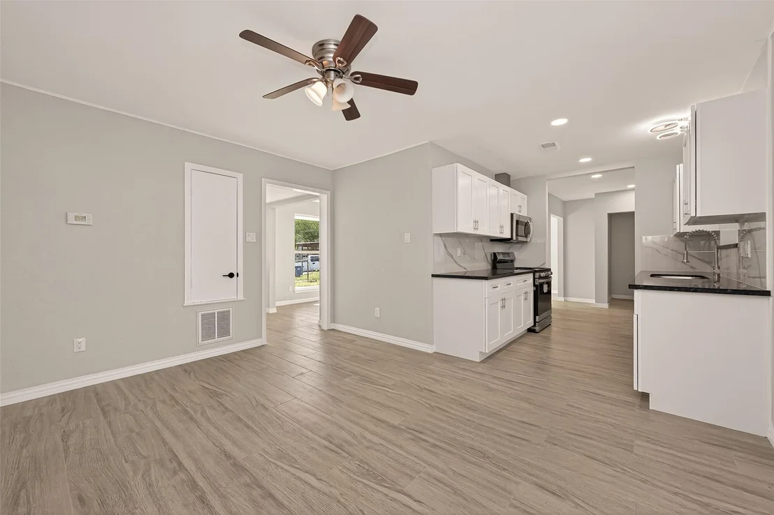 Photo of 118 W Doverfield Drive