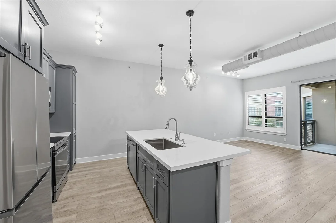 Photo of Unit 4113 at 1901 Post Oak Boulevard