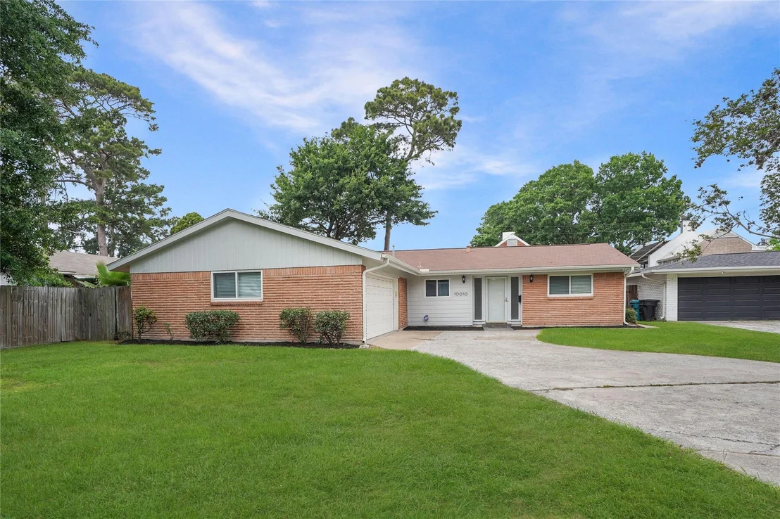 Photo of 10010 Westview Drive