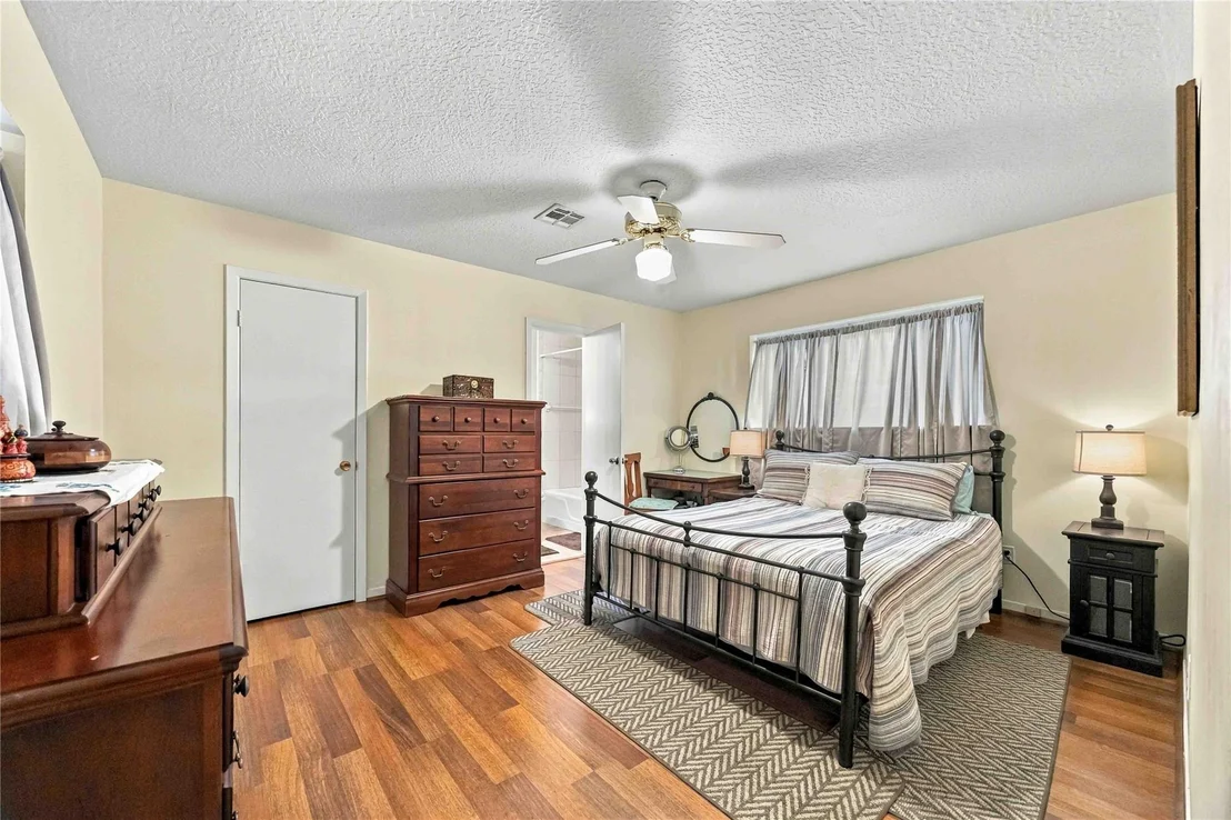 Photo of 6002 Saxon Drive