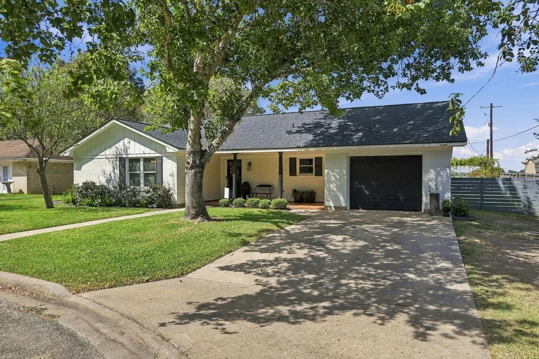 Photo of 100 N Oak Drive