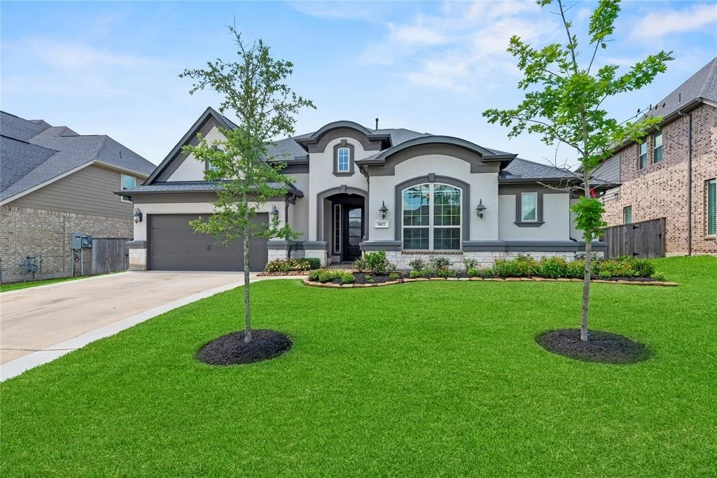 Photo of 907 Falcon Hollow Lane