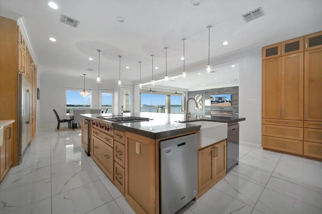 Photo of 2240 Marina Way
