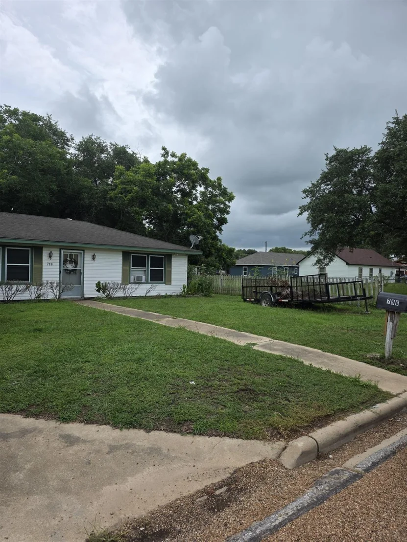 Photo of 706 Cemetery Avenue