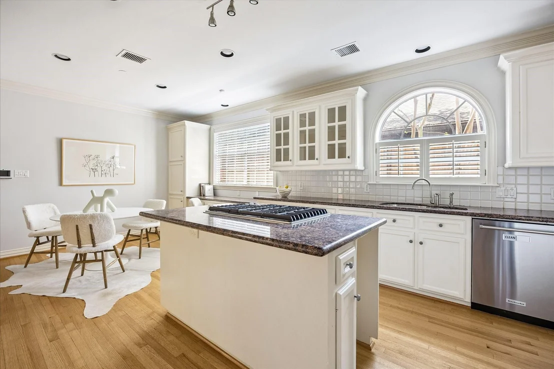 Photo of 1815 Albans Road