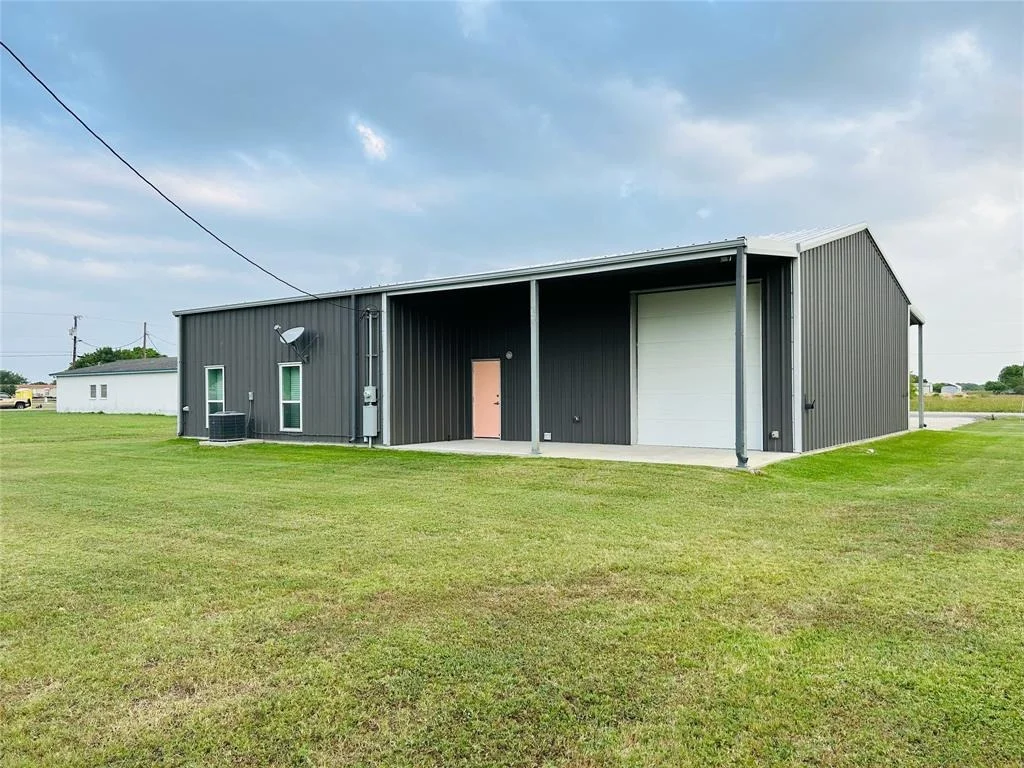 Photo of 305 W Denver Avenue