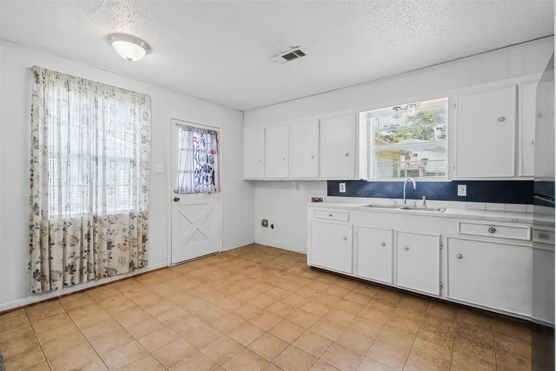 Photo of 384 Lakeview Drive