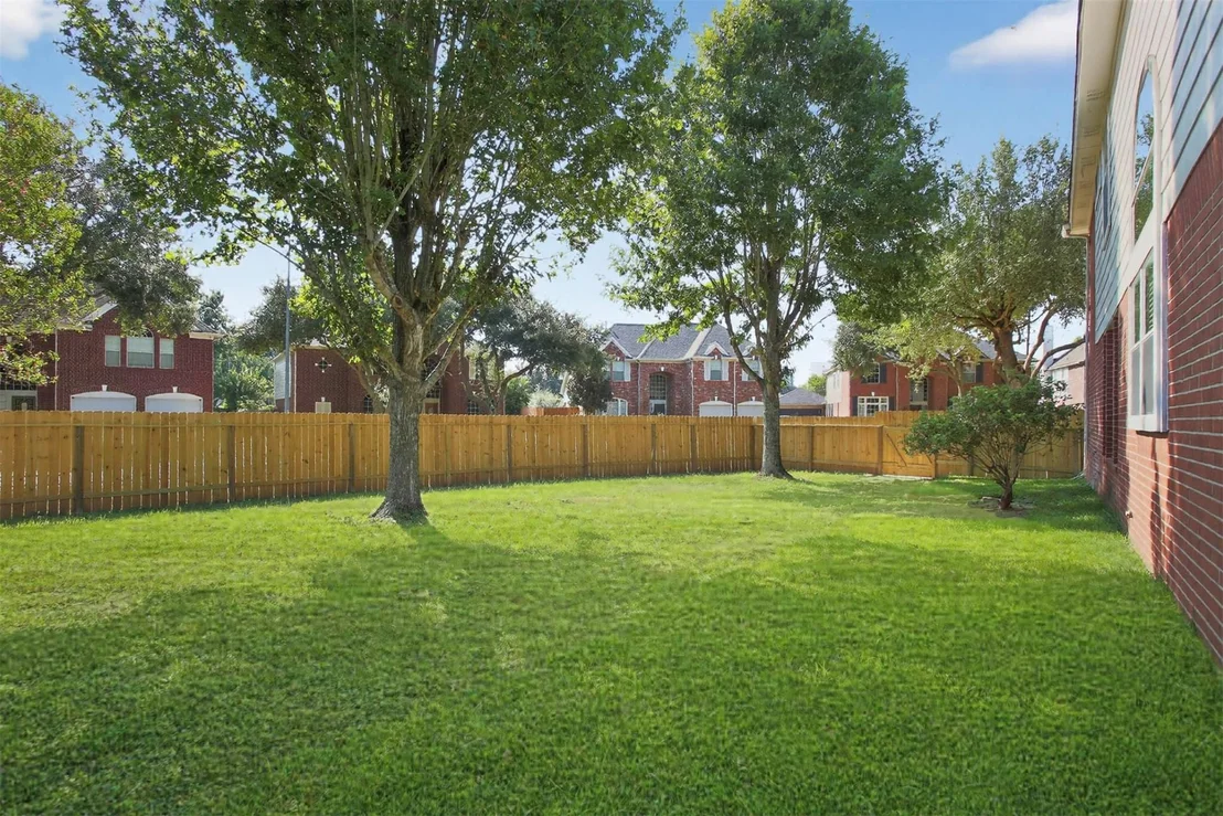 Photo of 18418 Lakeview Circle