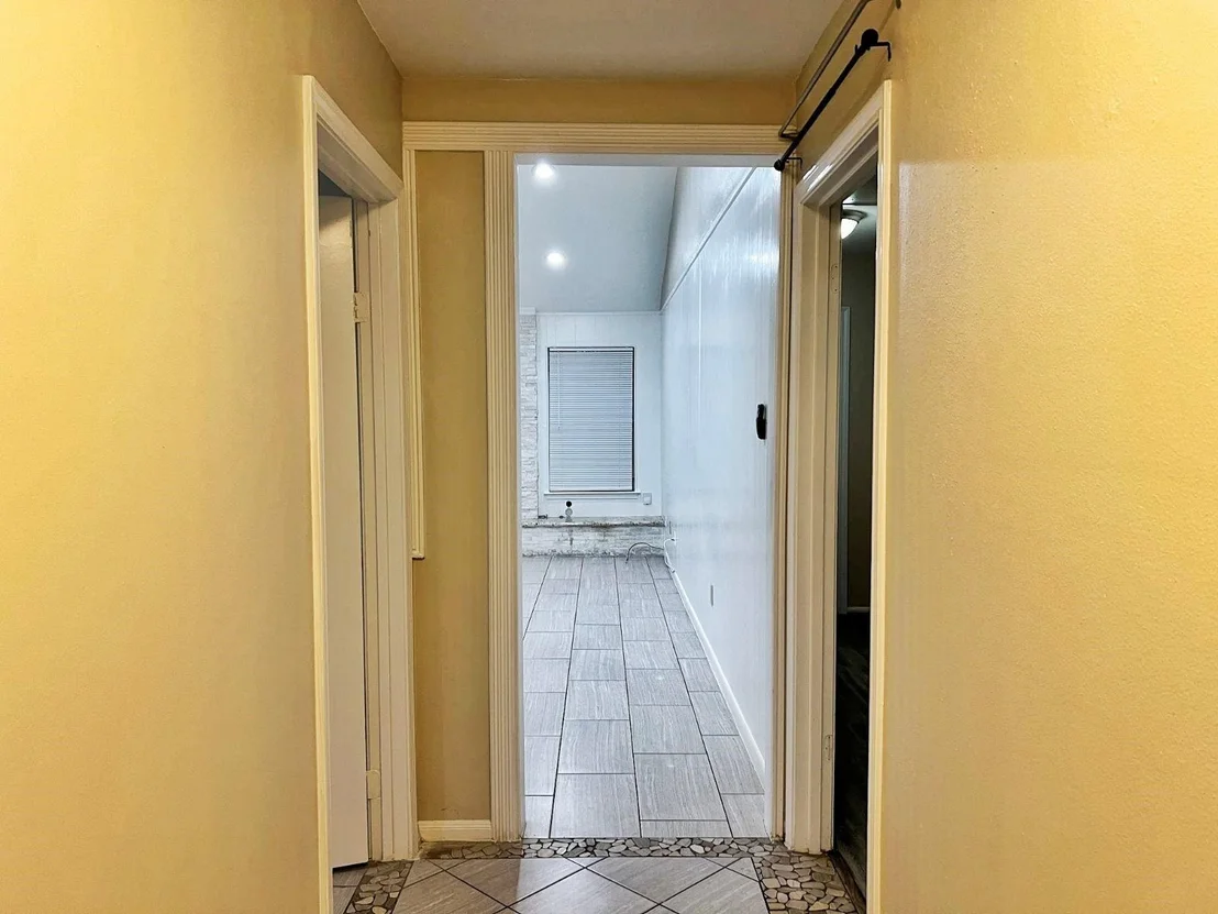 Photo of 9006 Roos Road