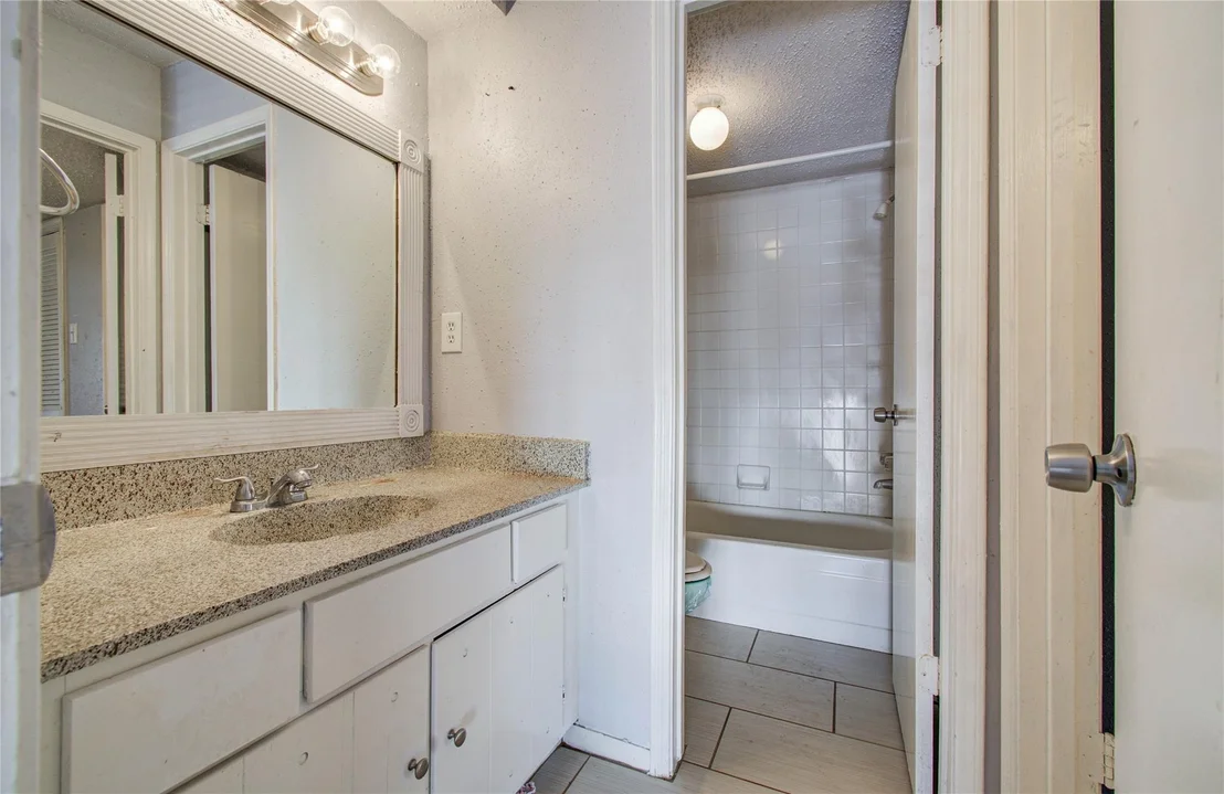 Photo of Unit D at 5618 Easthampton Drive