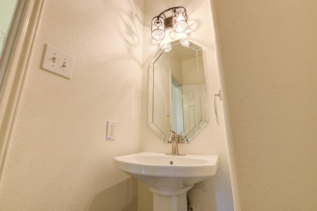 Photo of 18418 Lakeview Circle