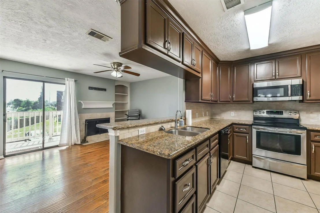 Photo of Unit 243D at 2501 Gulf Freeway