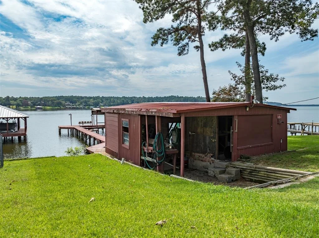 Photo of 23083 Lakeside Drive