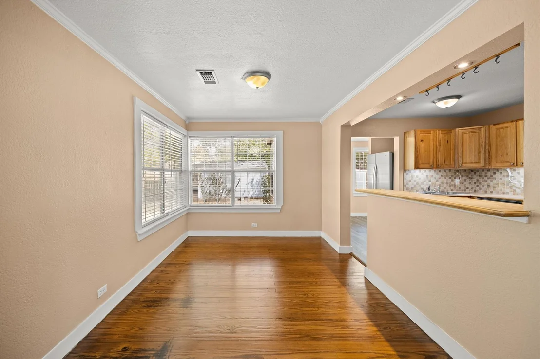 Photo of 906 W First Street