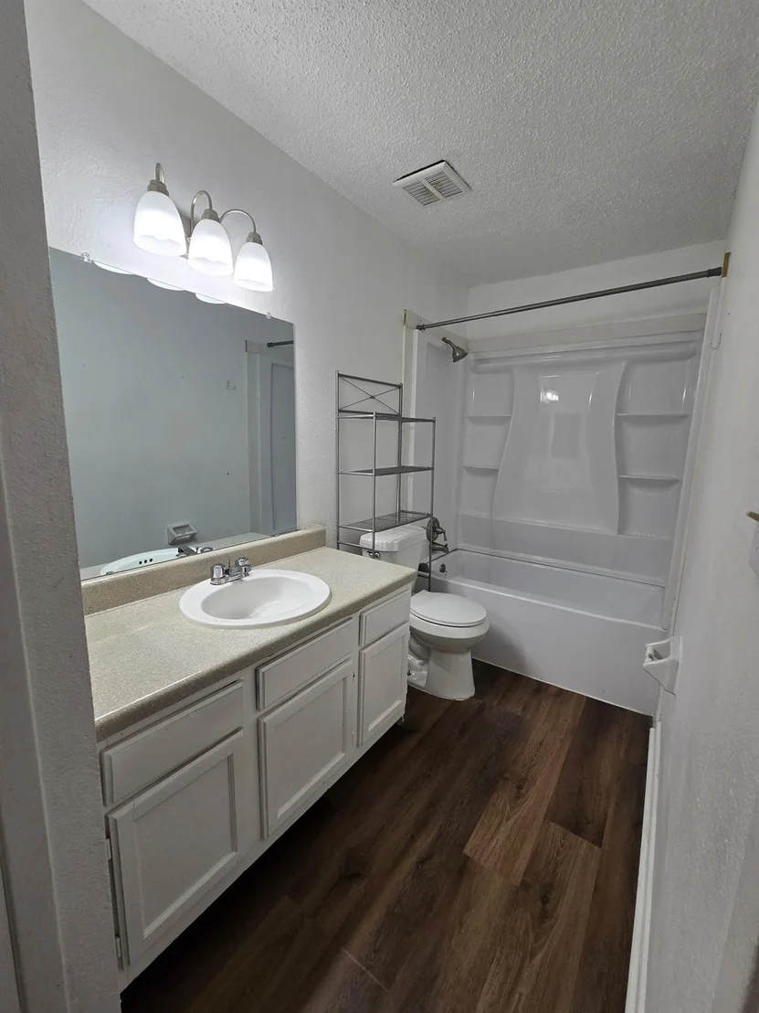 Photo of Unit 273B at 2501 Gulf Freeway