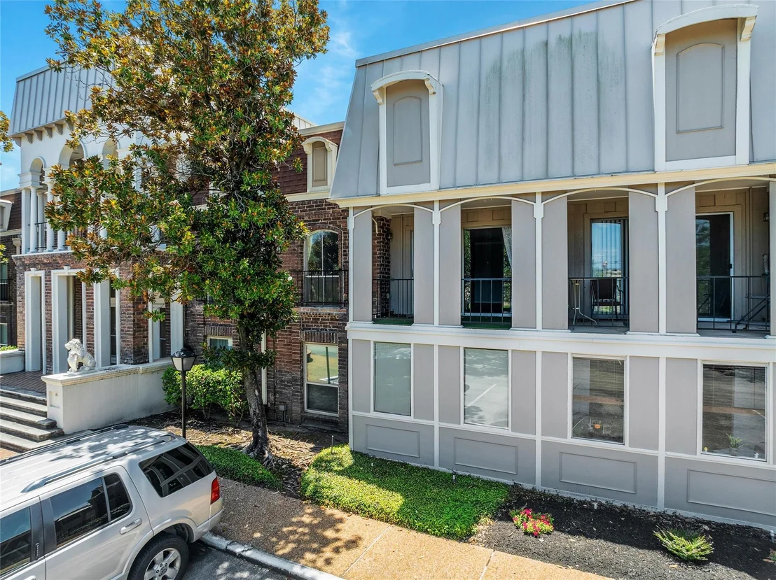 Photo of Unit 101 at 7575 Katy Freeway