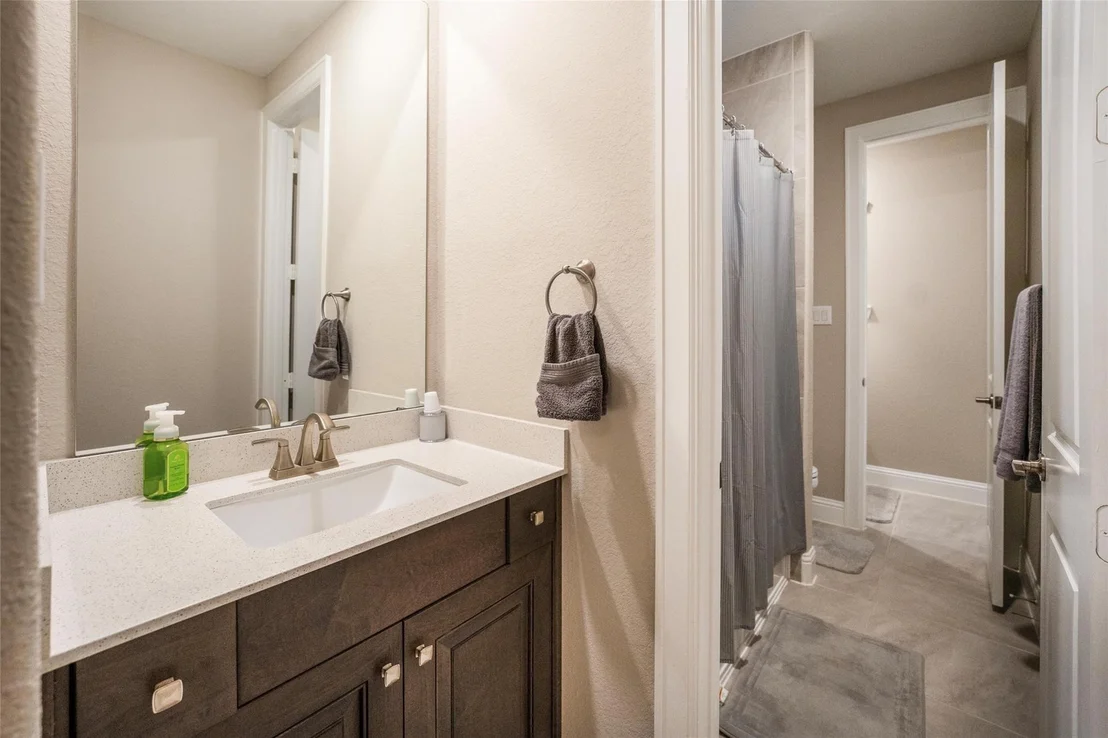 Photo of 915 Falcon Hollow Lane