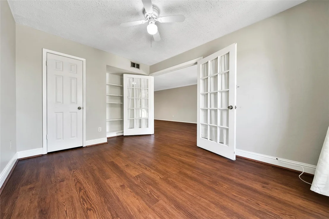 Photo of Unit 101 at 7575 Katy Freeway