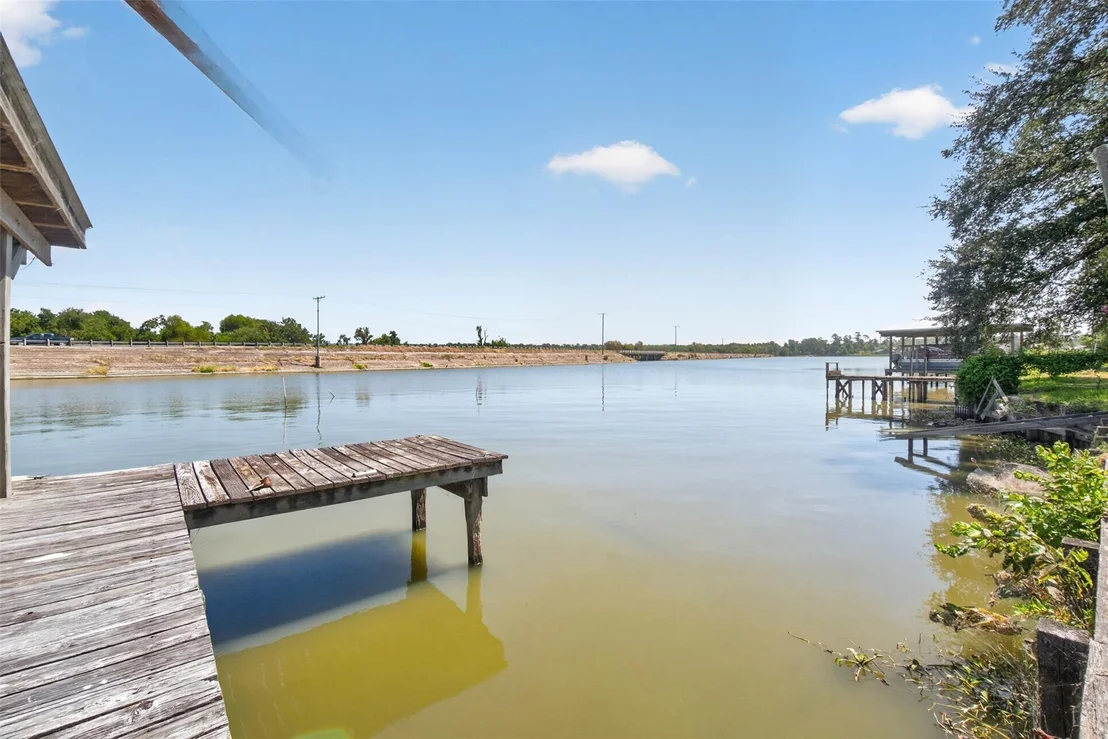 Photo of 281 Lakeshore N