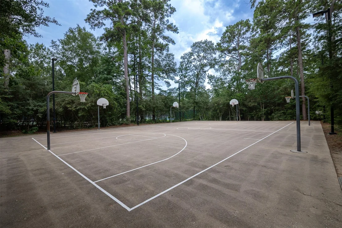 Photo of 122 S Evangeline Oaks Circle