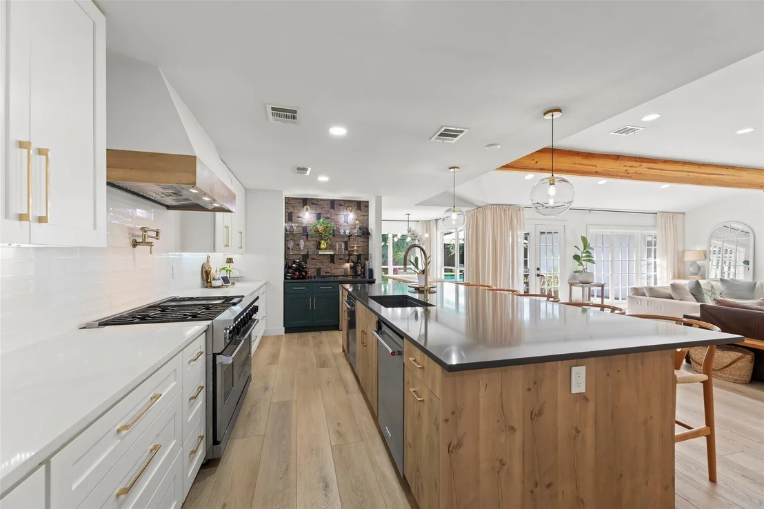Photo of 802 N Wilcrest Drive