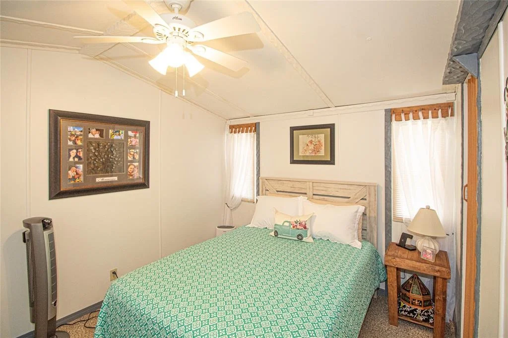 Photo of 305 Red Oak