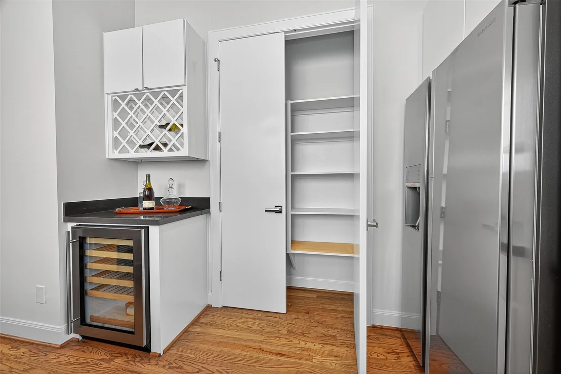 Photo of Unit B at 1205 Jackson Boulevard