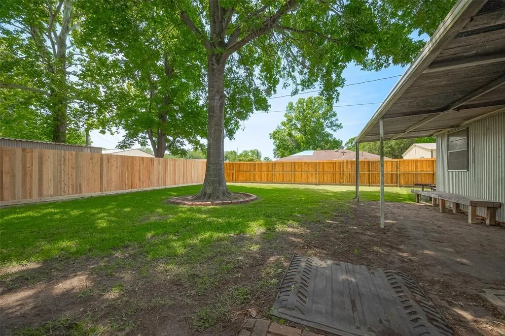 Photo of 8314 Tavenor Lane